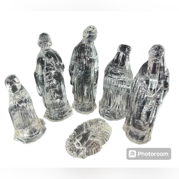 Glass Nativity Scene - Picture 3 of 4